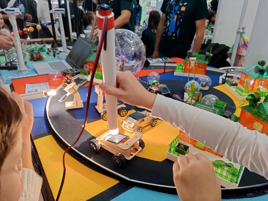 Noć istraživača u Nišu - mališani videli kako oblaci "razgovaraju", svetlost "puni" auto i insekti jedu plastiku 2 1758963287991