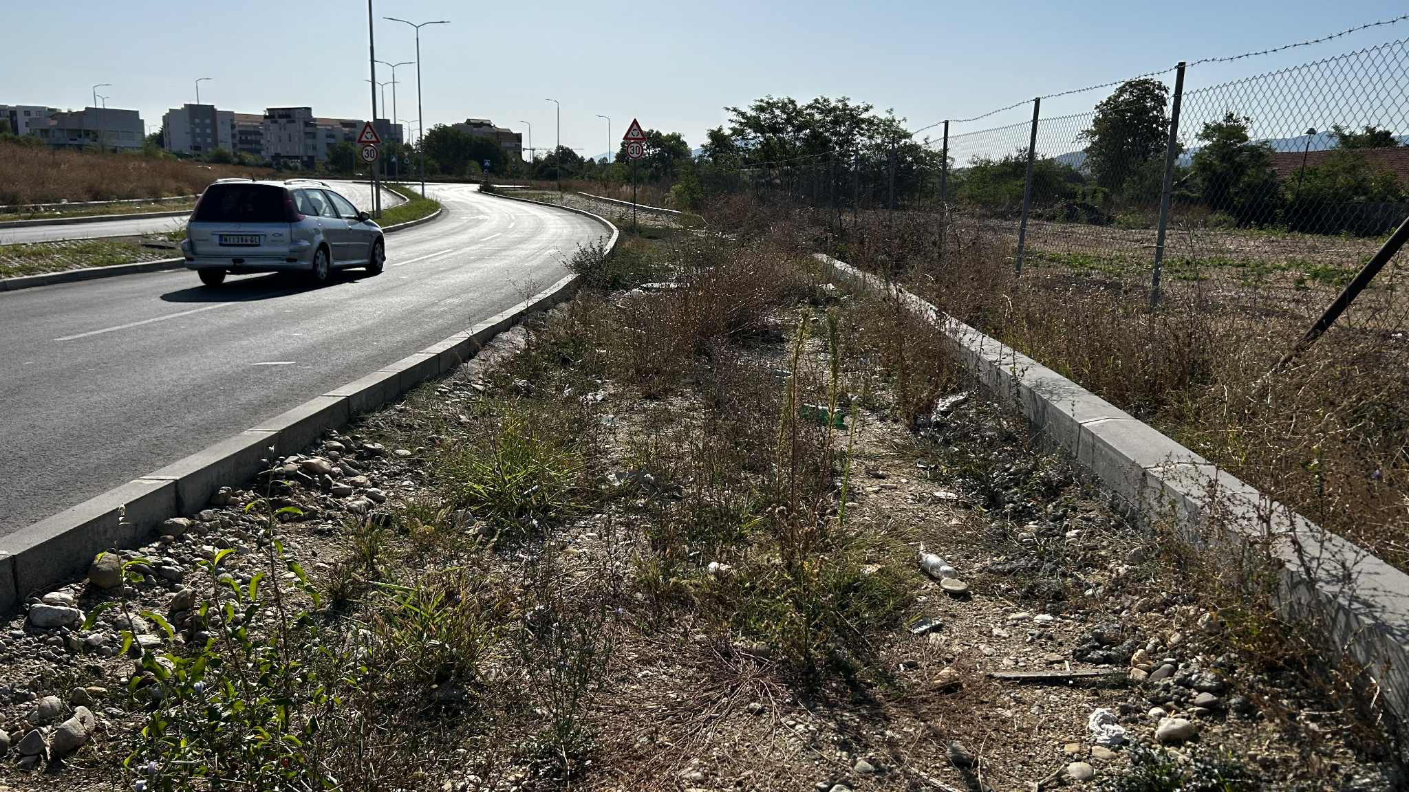 Novi bulevar u Nišu bez trotoara i pešačkog - deca do škole idu kolovozom pored deponija 1 34c1a777 da4f 4550 897b 5bd79243d14a