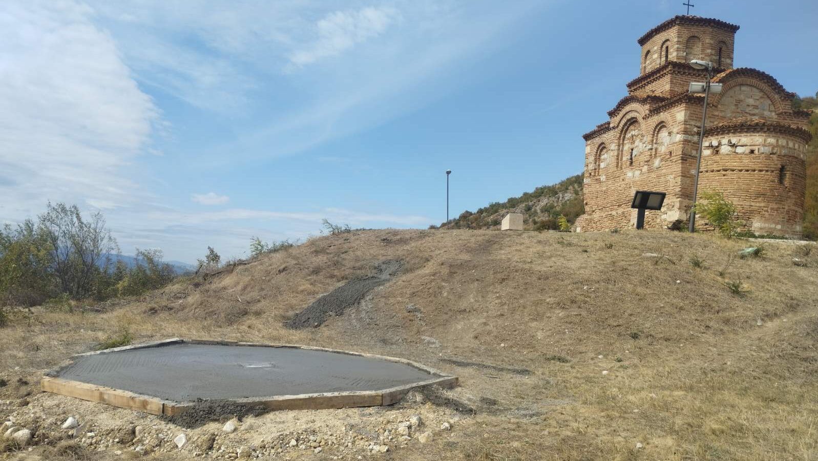 Počelo betoniranje kod Latinske crkve u Gornjem Matejevcu, meštani strahuju za spomenik kulture 1 IMG 51390785c435b54aa6bb1cdc907fcf6d V e1759143515762