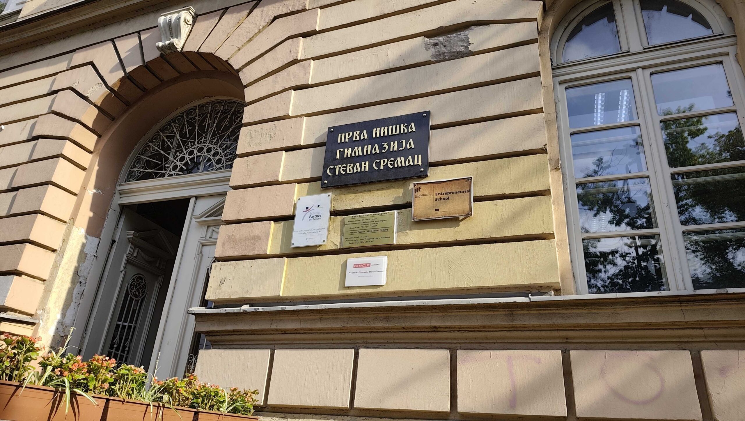 Danas ispred gimnazije skup podrške učenicima i profesorima niškog "Sremca" 1 IMG 20250904 084957 scaled