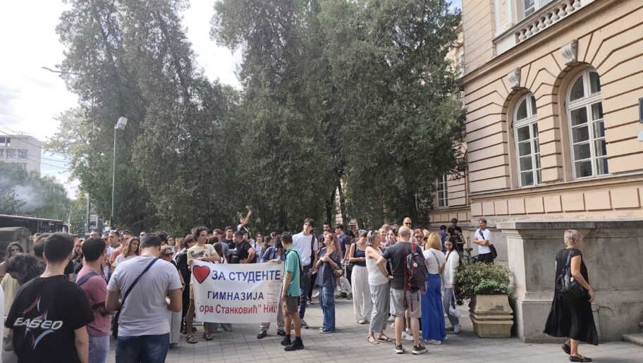 Podrška učenicima i profesorima niškog "Sremca" - okupljanje u dvorištu škole i blokada ulice 15 IMG 20250910 140856
