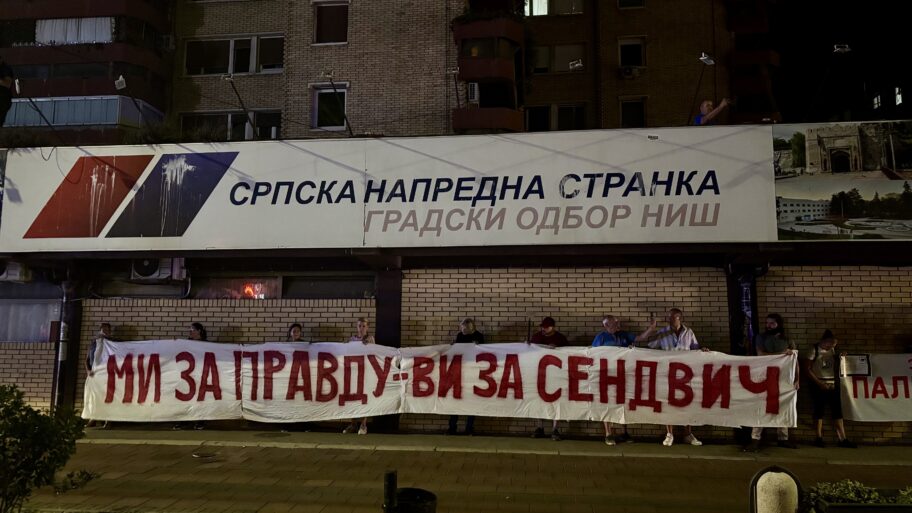 Održana dva skupa u Nišu - umrlice i venci ispred prostorija SNS, zastave i baloni na "skupu protiv blokada" 7 IMG 9455