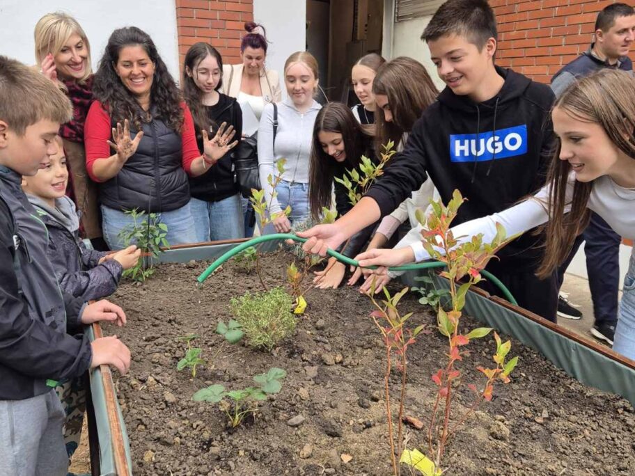 Jestiva i senzorna bašta kreirana u dvorištu Regionalnog centra Niš 1 basta4