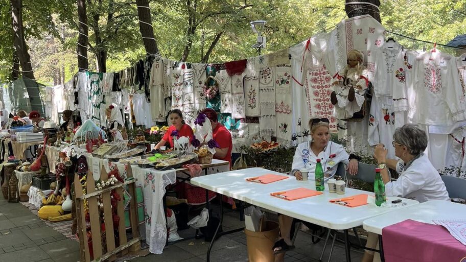 "Etno susreti" u Niškoj Banji - izložba ručnih radova, nadmetanje pletilja i takmičenja u spremanju kolača i mafina 4 etno susreti foto fbniskabanja