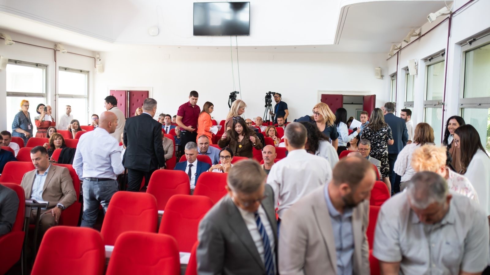 Sukob u Skupštini Niša: Odbornica tvrdi da ju je šef naprednjaka nazvao "mečka Božana", on poriče 1 img 8926