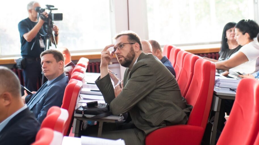 Sukob u Skupštini Niša: Odbornica tvrdi da ju je šef naprednjaka nazvao "mečka Božana", on poriče 2 img 8927