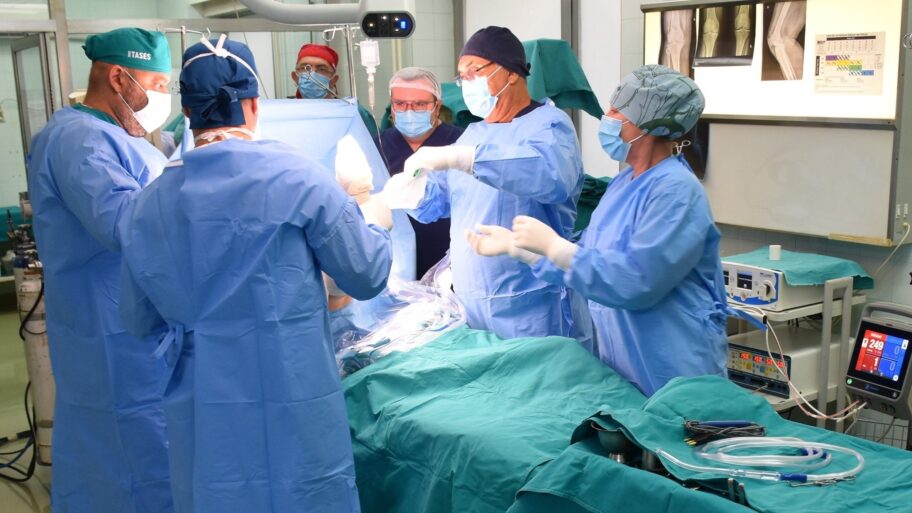 Prva operacija ugradnje veštačkog kolena urađena u Institutu "Niška Banja" posle više od 20 godina 2 operacija protezakolena