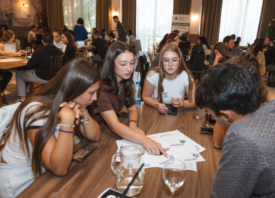 Južnjački srednjoškolci se takmičili idejama i proizvodima kako da pomognu penzionerima 1 timski rad 1