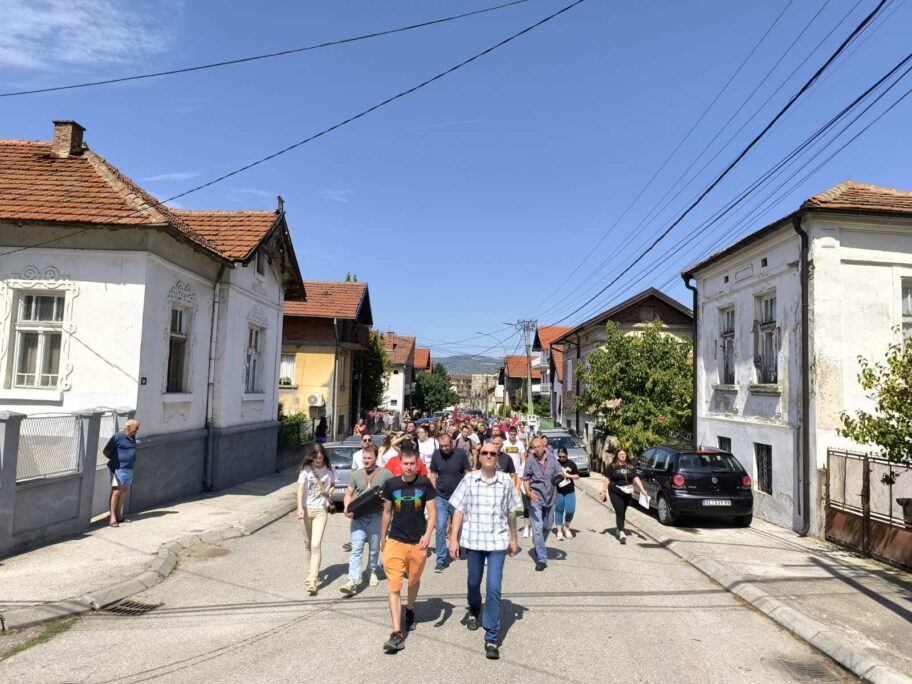 Protest solidarnosti sa roditeljima čiju je decu vređala SNS aktivistkinja i nastavnica održan u Vlasotincu 3 viber image 2025 09 03 13 46 04 442