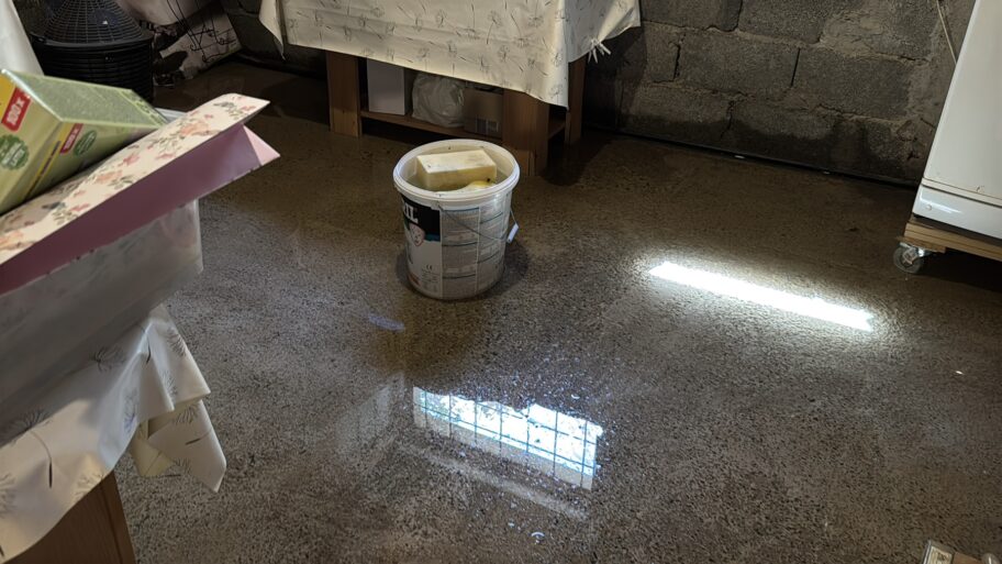 Misterija u Donjoj Vrežini - voda izlazi iz brda, ne zna se uzrok, meštani strahuju od klizišta 2 viber image 2025 09 08 14 04 25 187