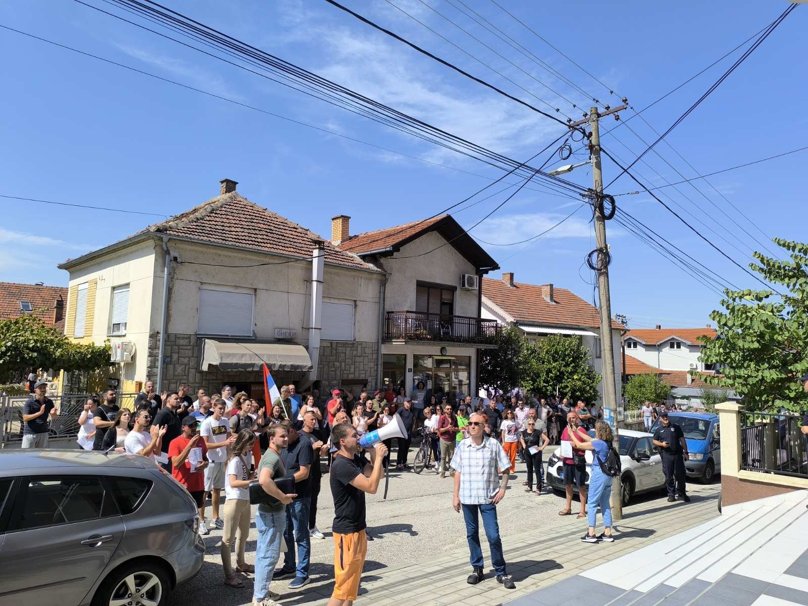 Protest solidarnosti sa roditeljima čiju je decu vređala SNS aktivistkinja i nastavnica održan u Vlasotincu 1 vl1