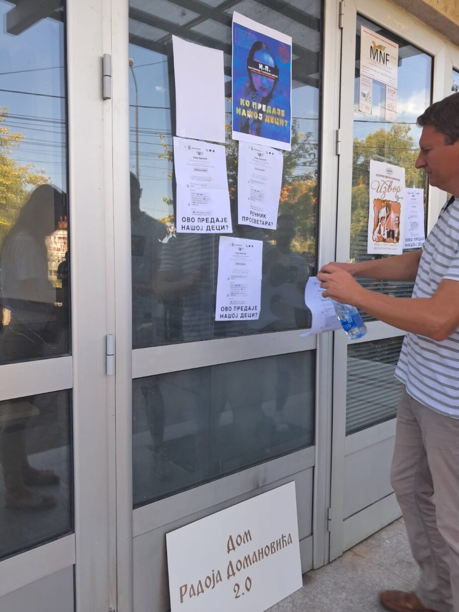 Protest solidarnosti sa roditeljima čiju je decu vređala SNS aktivistkinja i nastavnica održan u Vlasotincu 2 vl3