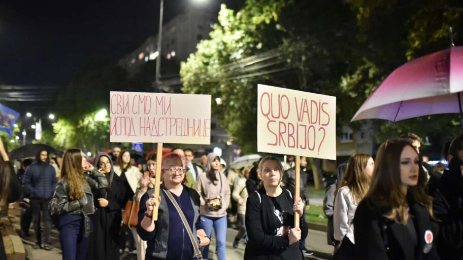 Protestom ispred prostorija SNS u Nišu obeleženo 11 meseci od pada nadstrešnice u Novom Sadu 6 02c233dc 89c8 4d52 95da 1e5e995287b3