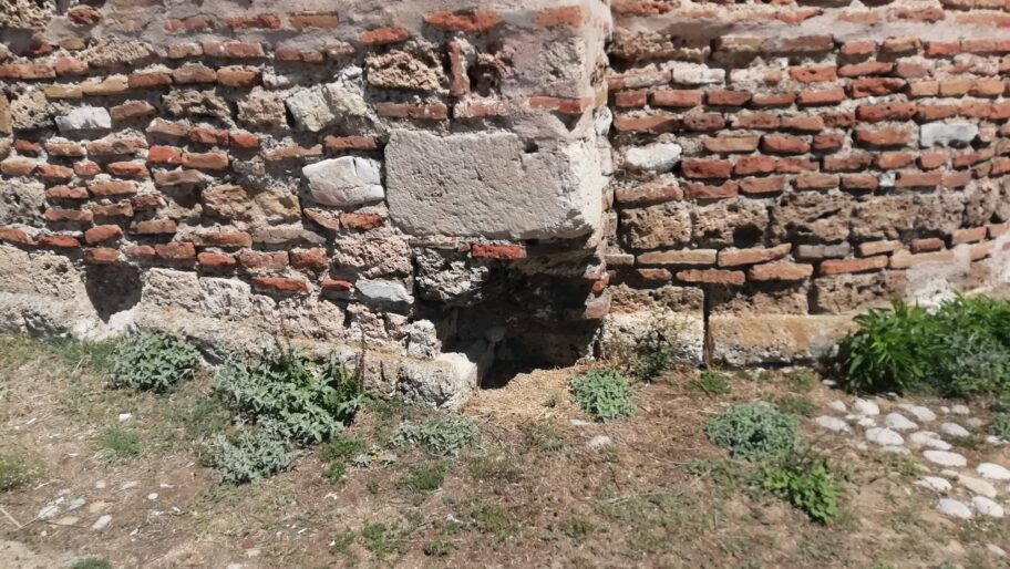 Niški arheolog upozorava na temelj Latinske crkve: "Preživela 1000 godina, da li će i nas" 2 1 jugoisto ni ugao izvadjen kamen scaled e1761833395648