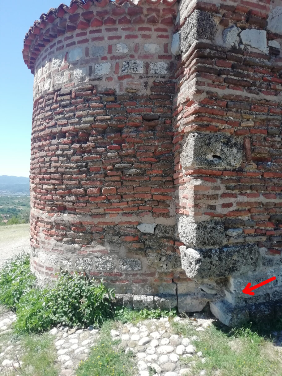 Niški arheolog upozorava na temelj Latinske crkve: "Preživela 1000 godina, da li će i nas" 2 2severoistocni ugao izvadjen kamen