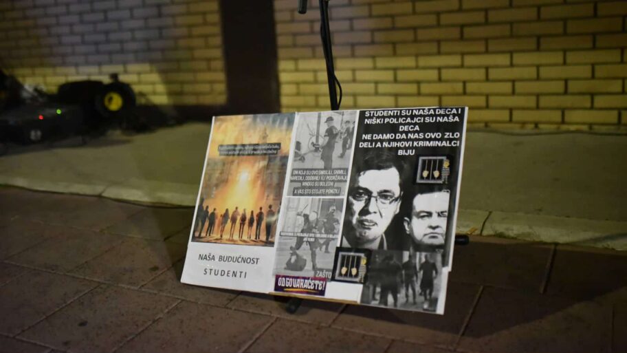 Protestom ispred prostorija SNS u Nišu obeleženo 11 meseci od pada nadstrešnice u Novom Sadu 5 34bcfd21 a88d 42b5 8d70 5313687f33a9