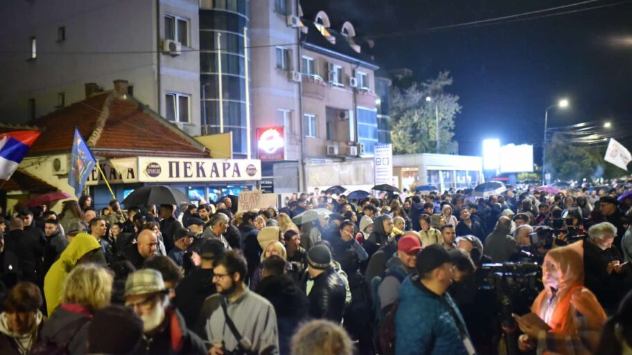 Protestom ispred prostorija SNS u Nišu obeleženo 11 meseci od pada nadstrešnice u Novom Sadu 4 39e11c18 83c2 4ef6 a326 f3a4b6885bbd