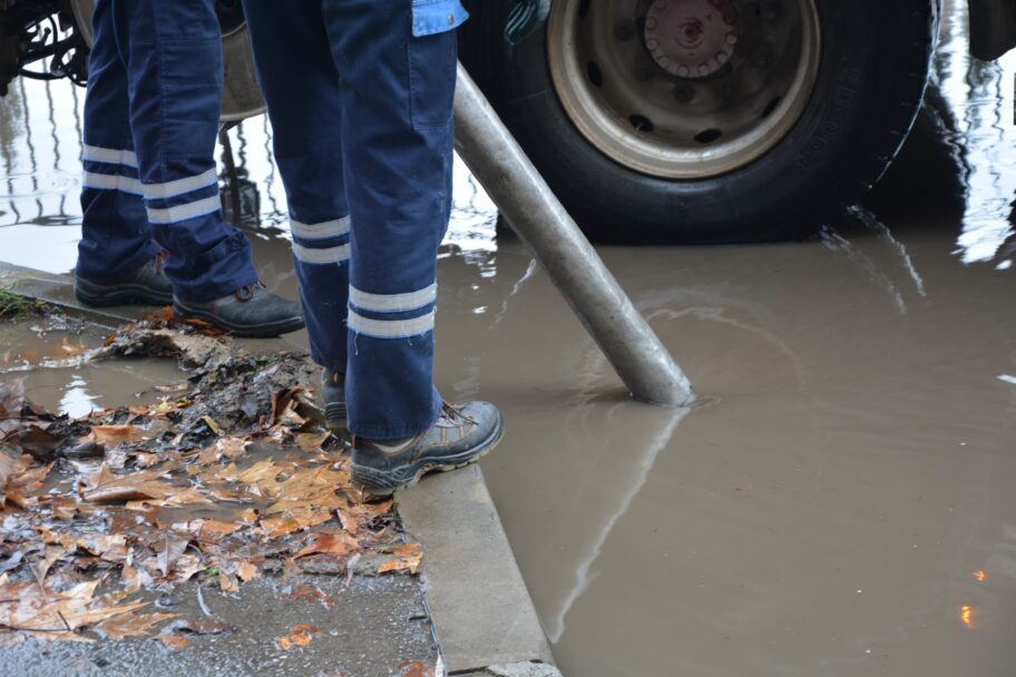 Jači pljusak niške ulice pretvorio u reke i jezera 2 571323075 1405121661621197 7398853172560891492 n