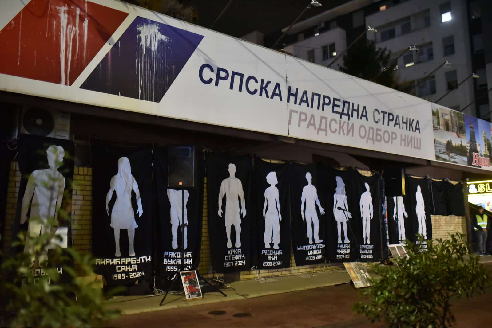 Protestom ispred prostorija SNS u Nišu obeleženo 11 meseci od pada nadstrešnice u Novom Sadu 1 8f1a78c1 ebb9 4c8a b9b7 95a1f97577b1