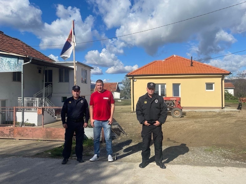 Zatvorenici iz niškog KPZ donirali obroke ugroženima iz Žitorađe 2 FOTO UIKS predstavnici KPZ Nis i predstavnik Crvenog krsta