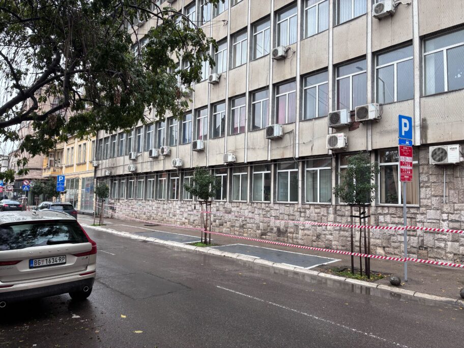 Parking servis se "ogradio" od svojih parking mesta, iz Grada postavili traku i poručili - "u životnoj ste opasnosti" 2 IMG 2801 1