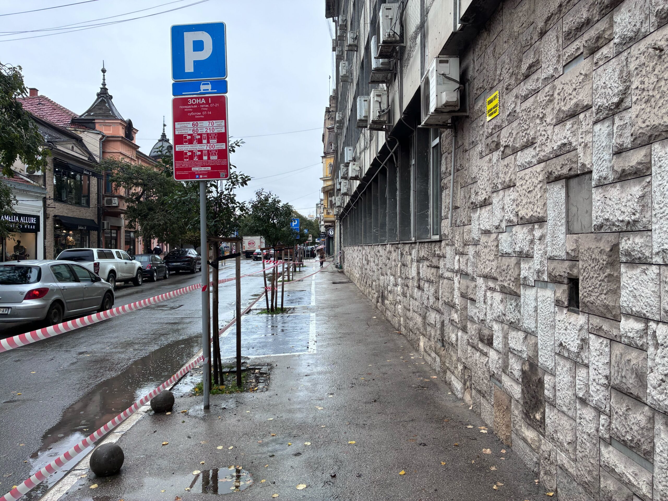 Parking servis se "ogradio" od svojih parking mesta, iz Grada postavili traku i poručili - "u životnoj ste opasnosti" 1 IMG 2803 scaled
