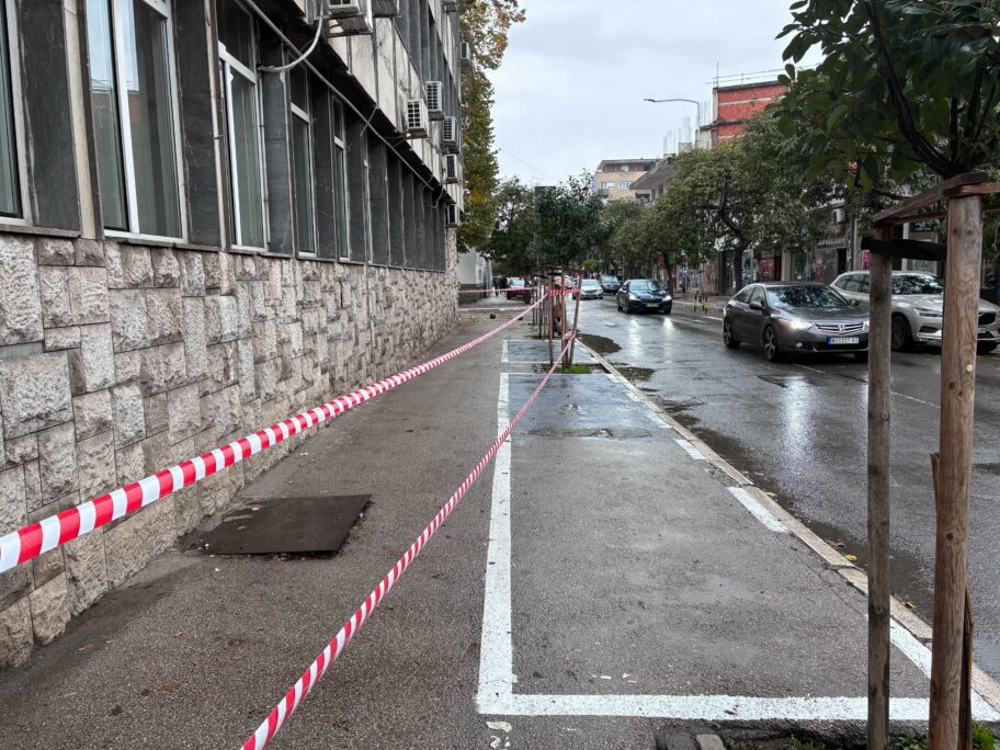 Parking servis se "ogradio" od svojih parking mesta, iz Grada postavili traku i poručili - "u životnoj ste opasnosti" 4 IMG 2804