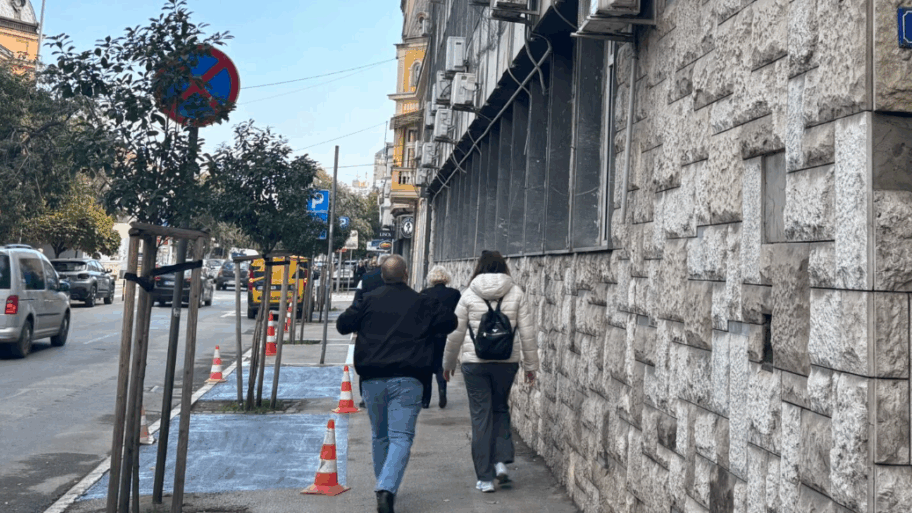 Skele otišle, odmah stigla iscrtana parking mesta - a sve čekajući odgovor da li je zgrada bezbedna 10 Screenshot 2025 10 17 at 12.56.51