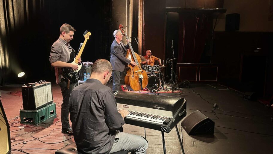 Nenad Vasilić obeležio 25 godina karijere koncertom u Nišu – povratak korenima i zajednički nastup sa sinom 5 b67c86a5 3cd3 4bcd 9d75 fb41bb9d3ca3