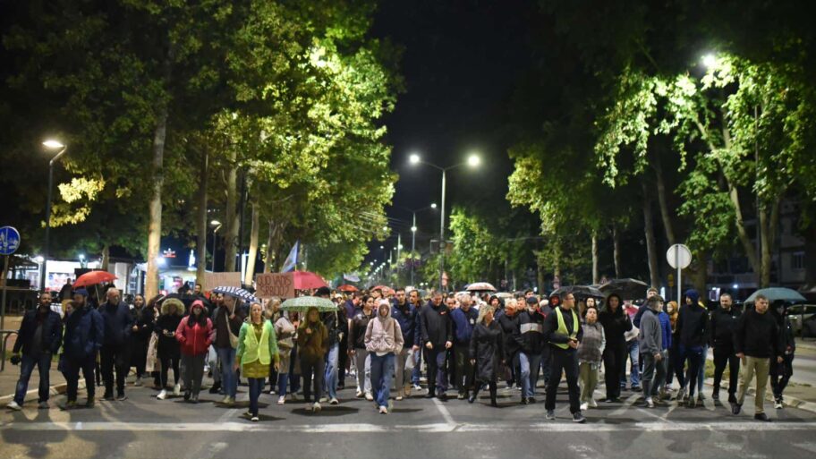 Protestom ispred prostorija SNS u Nišu obeleženo 11 meseci od pada nadstrešnice u Novom Sadu 2 c710deda 0e66 48c9 95a5 c30cb62f37cd