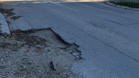 Duboke rupe u Mokranjčevoj u Nišu, vozači rizikuju sudar izbegavajući ih 6 image1 1 rotated e1761920833598