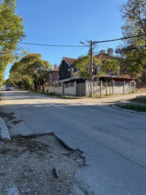 Duboke rupe u Mokranjčevoj u Nišu, vozači rizikuju sudar izbegavajući ih 2 image1 rotated