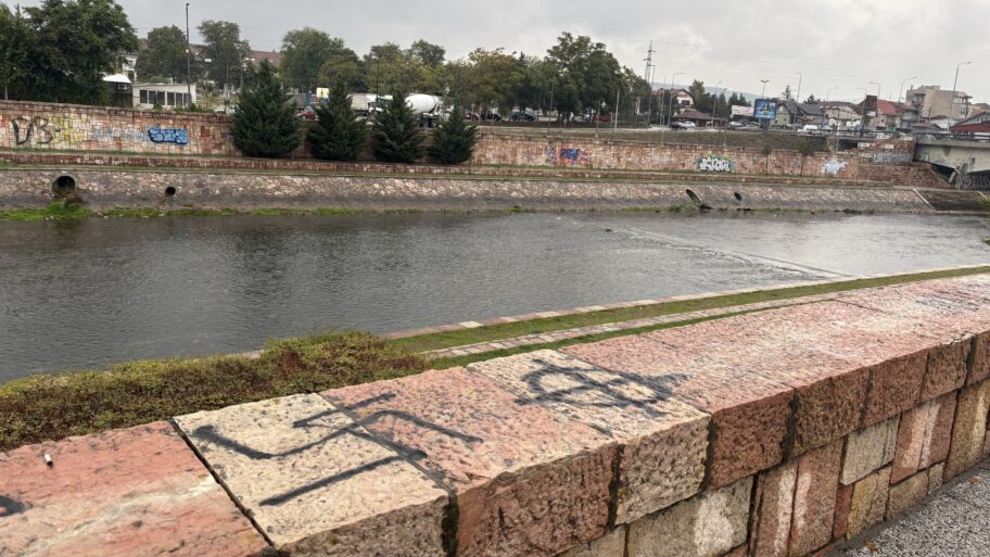 Nacistički simboli iscrtani na keju u centru Niša 1 img 0615