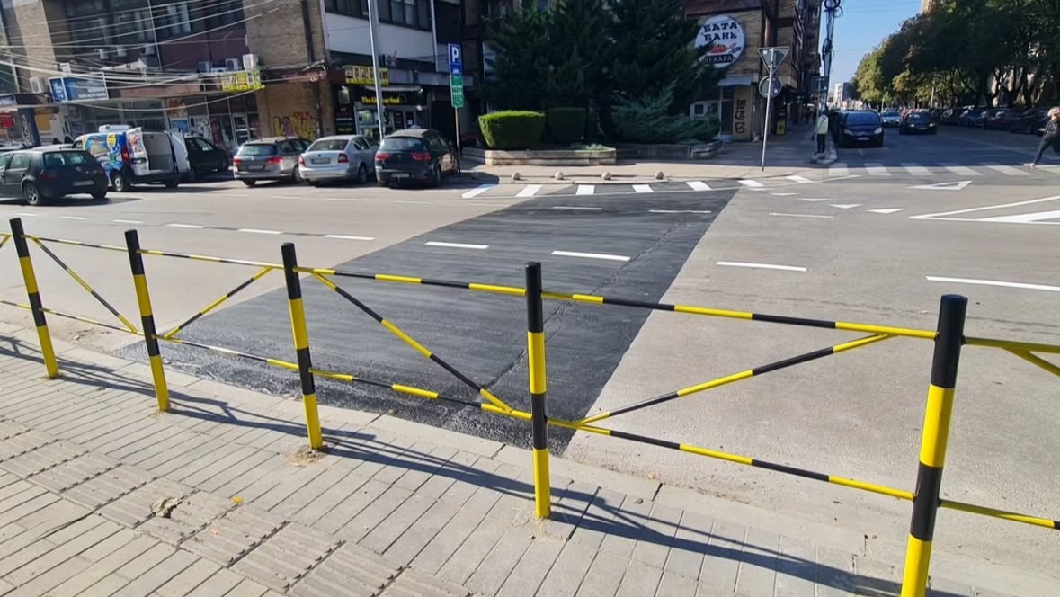 Uklonjen pešački prelaz na Trgu kralja Aleksandra u Nišu - nova ograda i signalizacija 1 img 1130