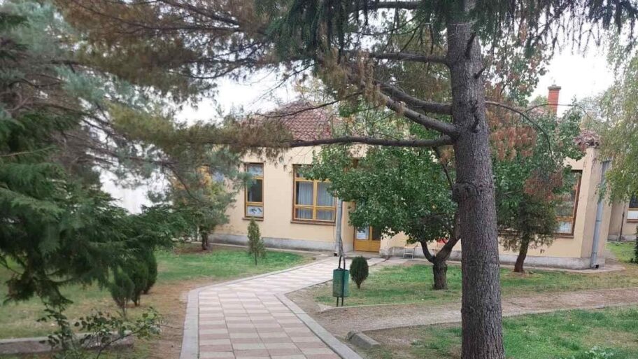 Nema grejanja, plafon prokišnjava, slavine suve: Đaci u Merošini bez osnovnih uslova za nastavu 2 img 1239