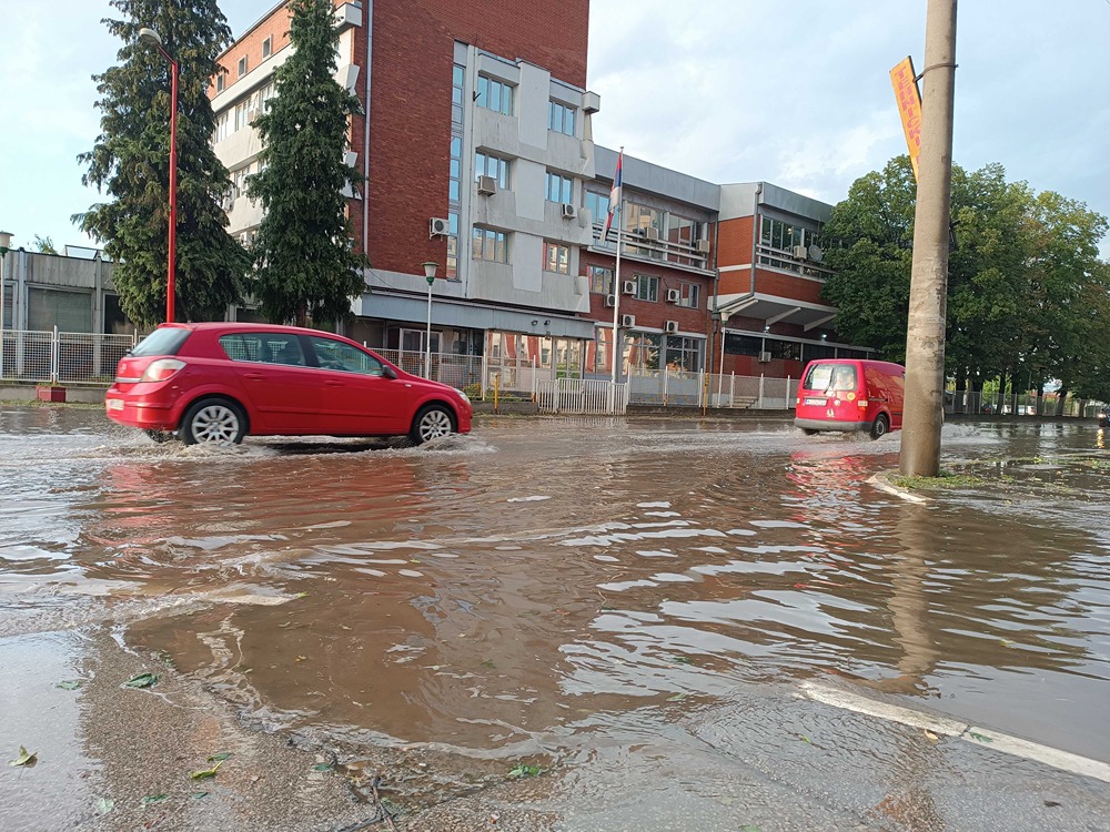 Jači pljusak niške ulice pretvorio u reke i jezera 1 nevreme 231