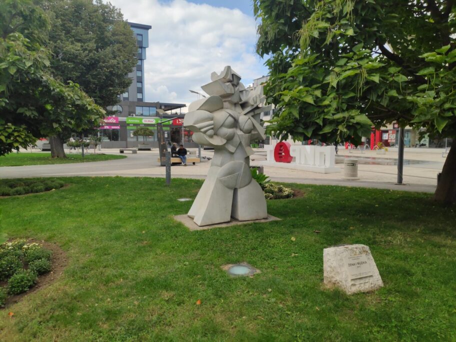 Prodaju se skulpture, parcele i njive "Prvog maja" iz Pirota 2 skulptura prvimaj foto ljf