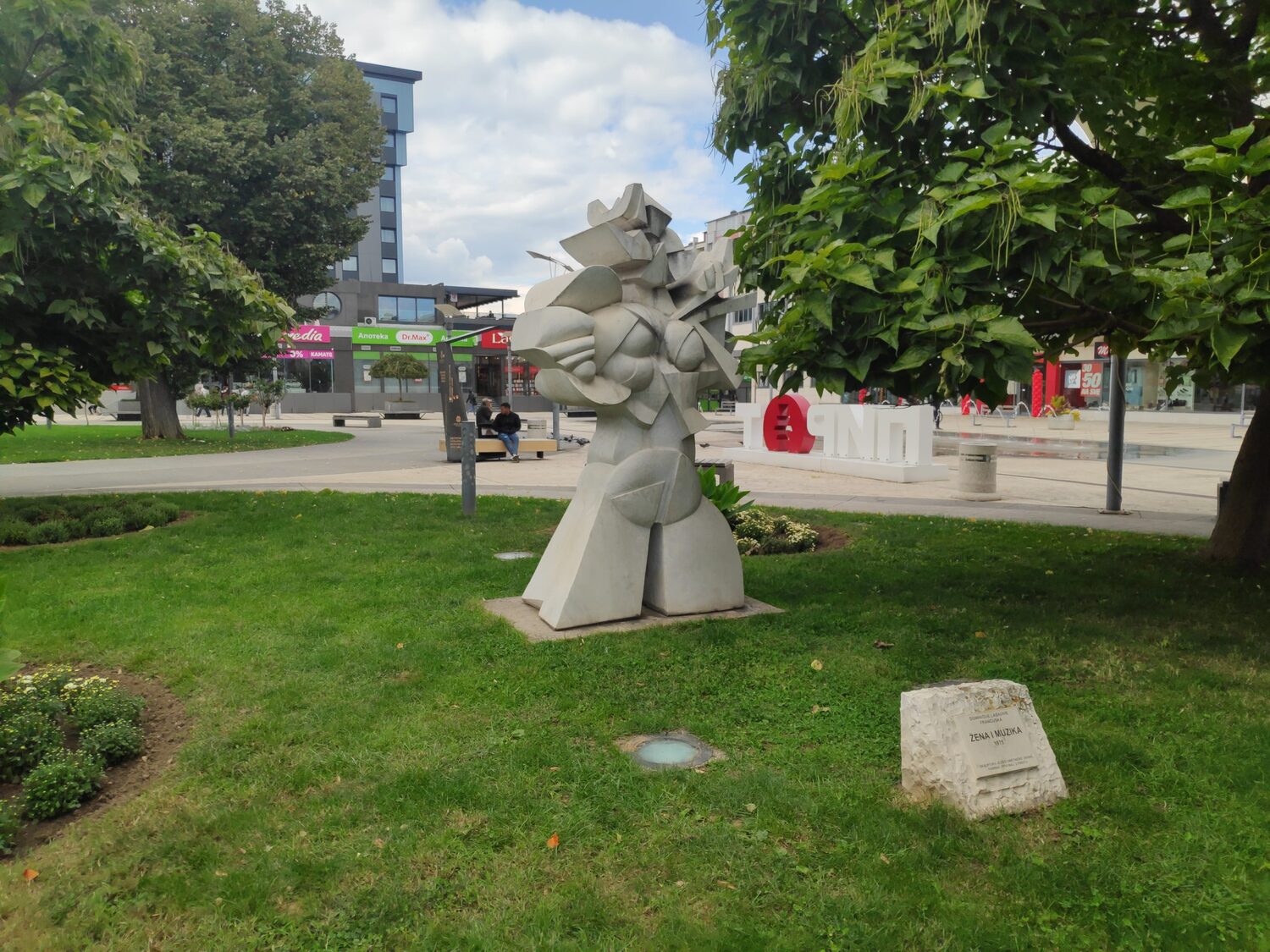 Prodaju se skulpture, parcele i njive "Prvog maja" iz Pirota 1 skulptura prvimaj foto ljf