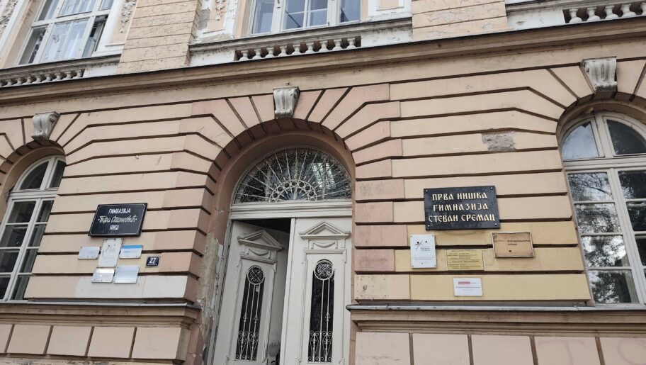 Profesori niškog "Sremca" naišli na zaključana vrata nastavničke kancelarije, direktorka ćuti 8 1000015391