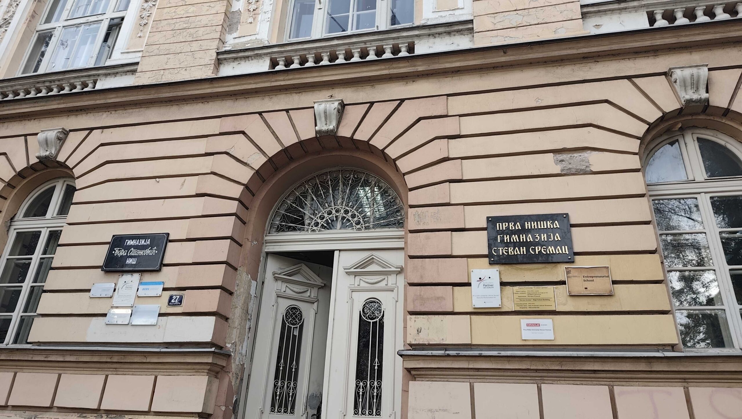 Profesori niškog "Sremca" naišli na zaključana vrata nastavničke kancelarije, direktorka ćuti 1 1000015391 scaled