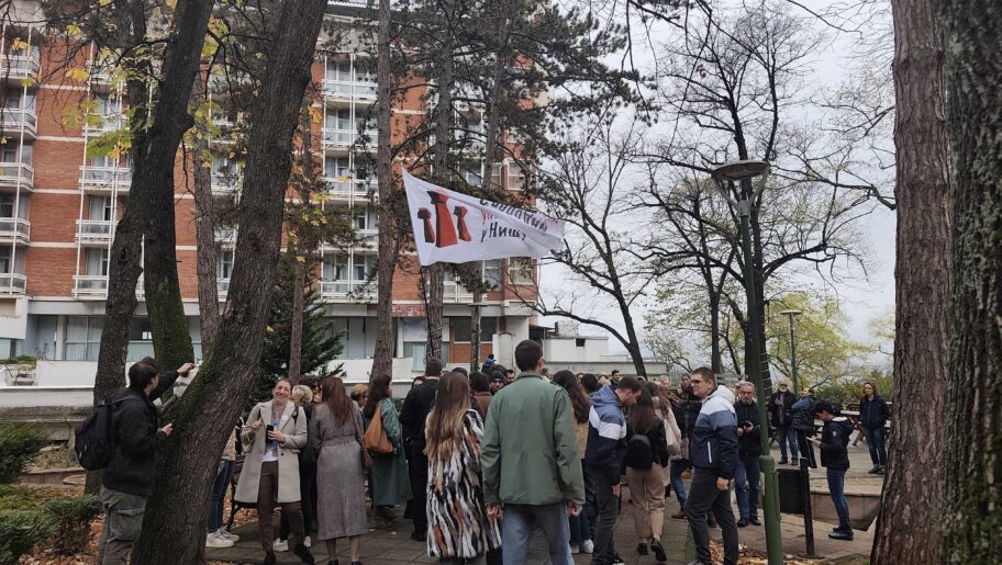 Održan protest u Niškoj Banji zbog osnivanja Fakulteta srpskih studija, sastanka nije bilo 16 1000015872
