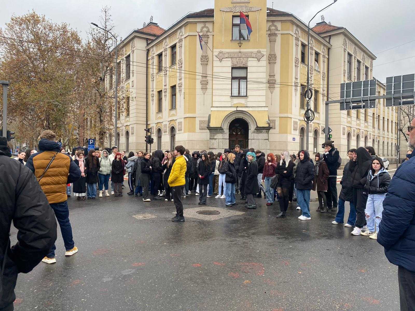 Ispred Suda u Nišu održana 16-minutna tišina, najavljena okupljanja svakog četvrtka 1 1000016950