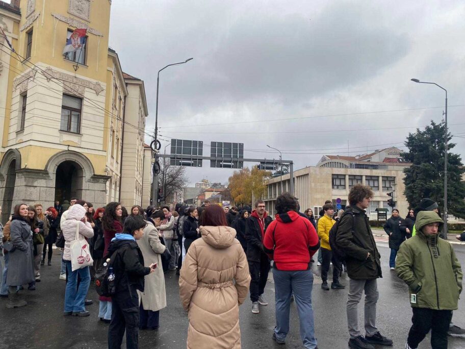 Ispred Suda u Nišu održana 16-minutna tišina, najavljena okupljanja svakog četvrtka 2 1000016954