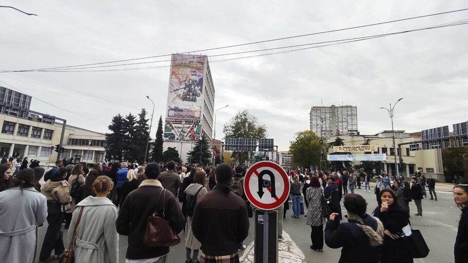 "Nećemo i ne smemo zaboraviti šta se dogodilo u Novom Sadu" - na četiri lokacije u Nišu održana 16-minutna tišina 2 2025 11 17 13 16 56 842