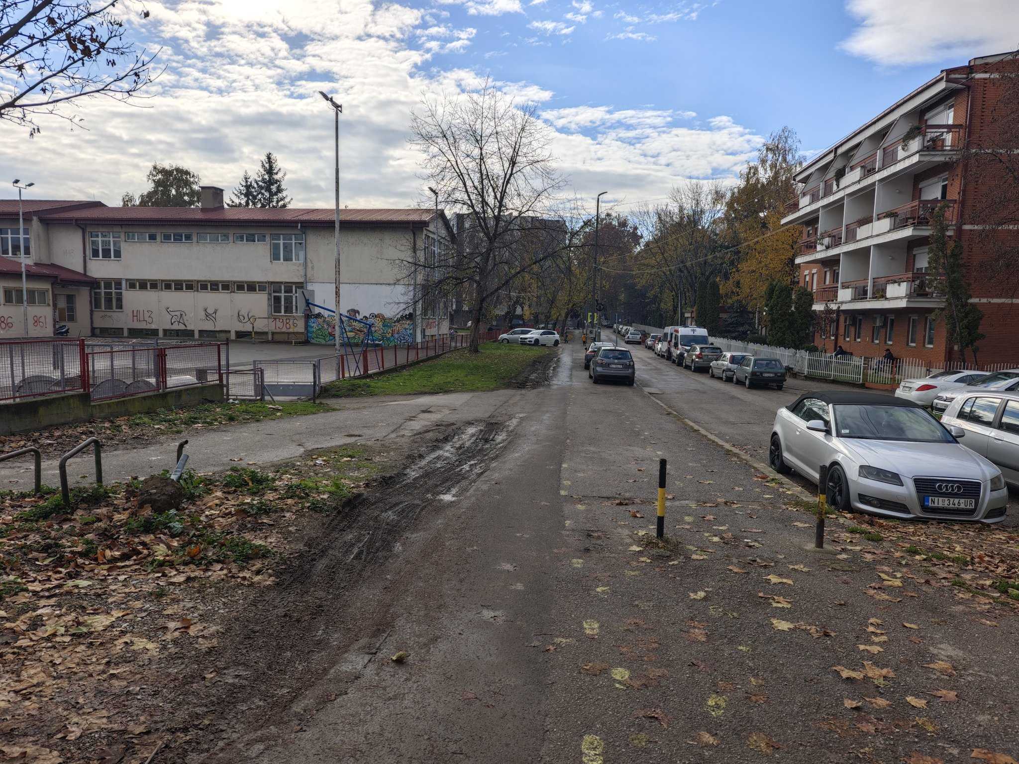 Iščupan stub stvorio prečicu - vozilima preko zelenila i dvorišta škole na niškom Bulevaru 1 20251120 130326