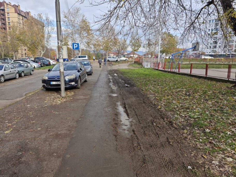 Iščupan stub stvorio prečicu - vozilima preko zelenila i dvorišta škole na niškom Bulevaru 3 20251120 130337