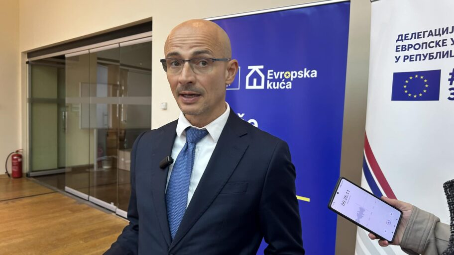 4c6ef4e3 f8c8 4070 8b33 c2a66de3ff2d