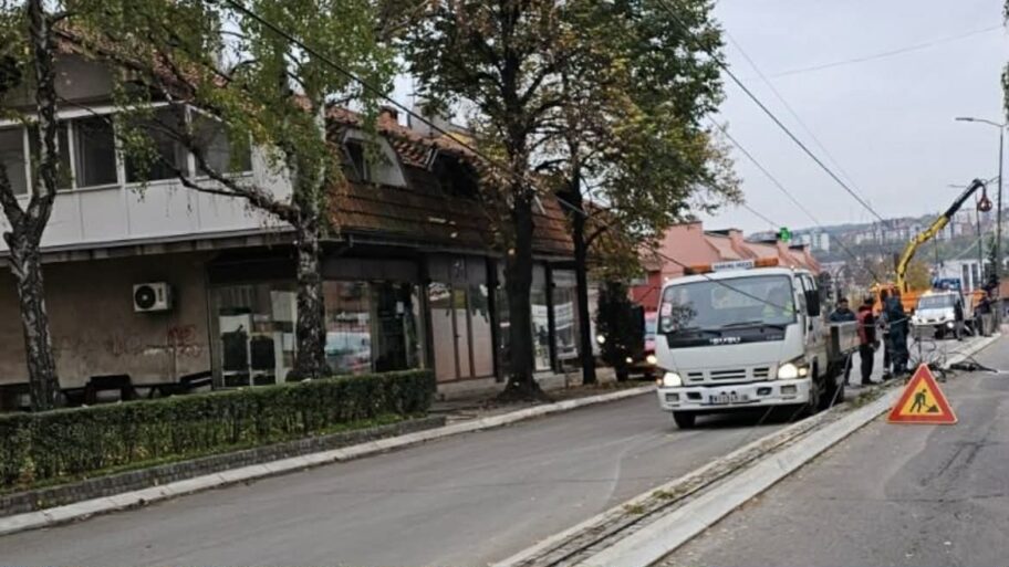 Automobil udario u semafor i javnu rasvetu na raskrsnici Sremske i Bulevara Zorana Đinđića u Nišu 4 5b4abc31 a481 4b4c b908 e66ec475d2ca