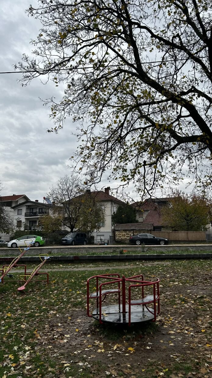 Kablovi pod naponom za "spornu" zgradu na Bulevaru Nemanjića vise iznad dečijeg igrališta, nadležni ćute 5 707362fb e0a6 4763 bb7f 8d961437c076