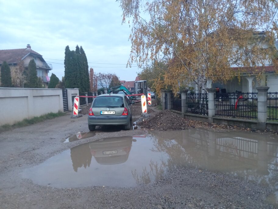Voda iz rupe teče više od dve nedelje, iz Vodovoda im rekli da "nisu prioritet", a Nišlije iz Čalija najavljuju krivičnu prijavu 5 IMG 20251109 161829